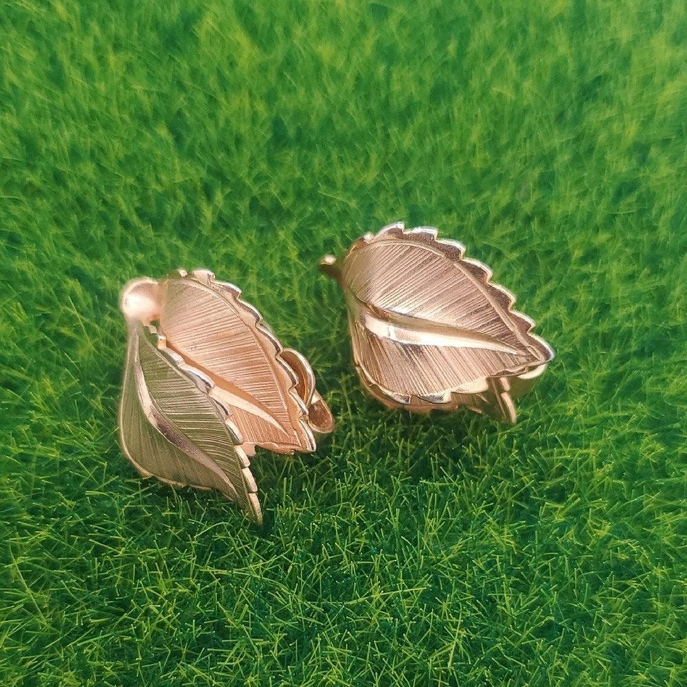 Giovanni Clip On Leaf Earrings Estate Breathtaking E1021‎